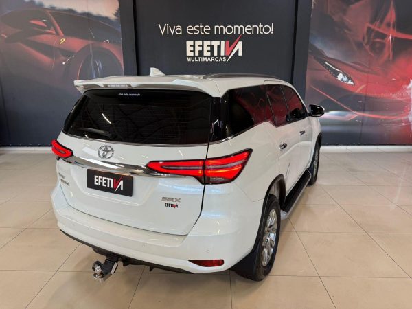 Toyota - Hilux SW4 SRX 7 lugares - Image 4