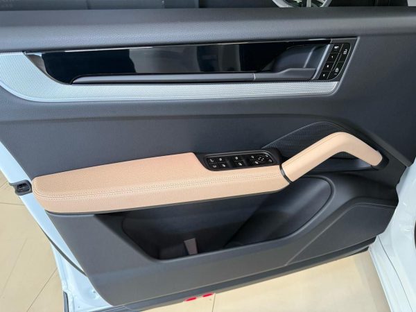 Porsche - Cayenne /  PHEV - Image 23