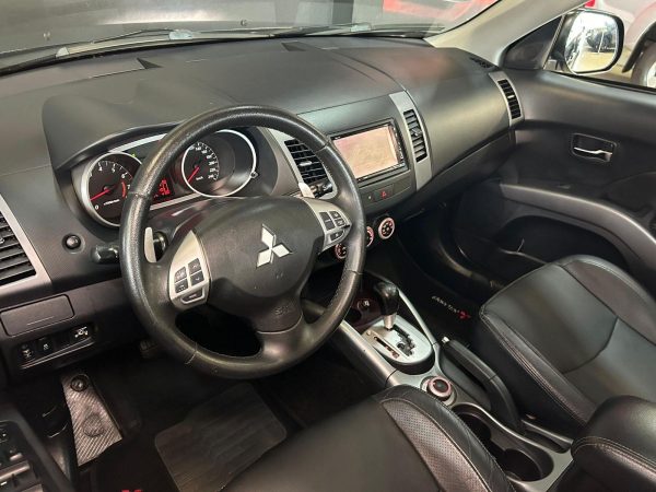 Mitsubishi - Outlander GT 3.0 V6 4X4 - Image 14