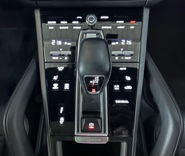 Porsche - Cayenne 3.0 V6 HYBRID PHEV - Image 15