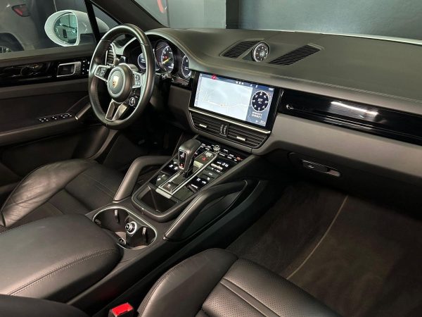 Porsche - Cayenne 3.0 V6 HYBRID PHEV - Image 14