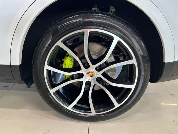 Porsche - Cayenne 3.0 V6 HYBRID PHEV - Image 19